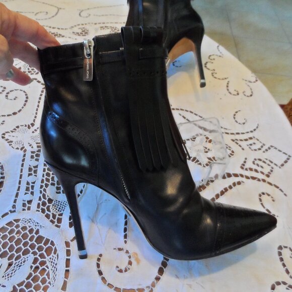 KORS by Michael Kors Black Leather Ankle Boots w/Removable Front Fringe Panel 8M - Picture 10 of 16